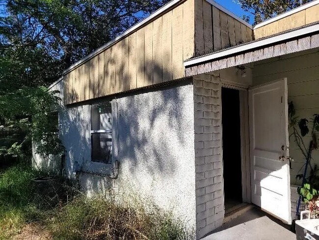 Building Photo - 118 N Van Buren Ave Rental