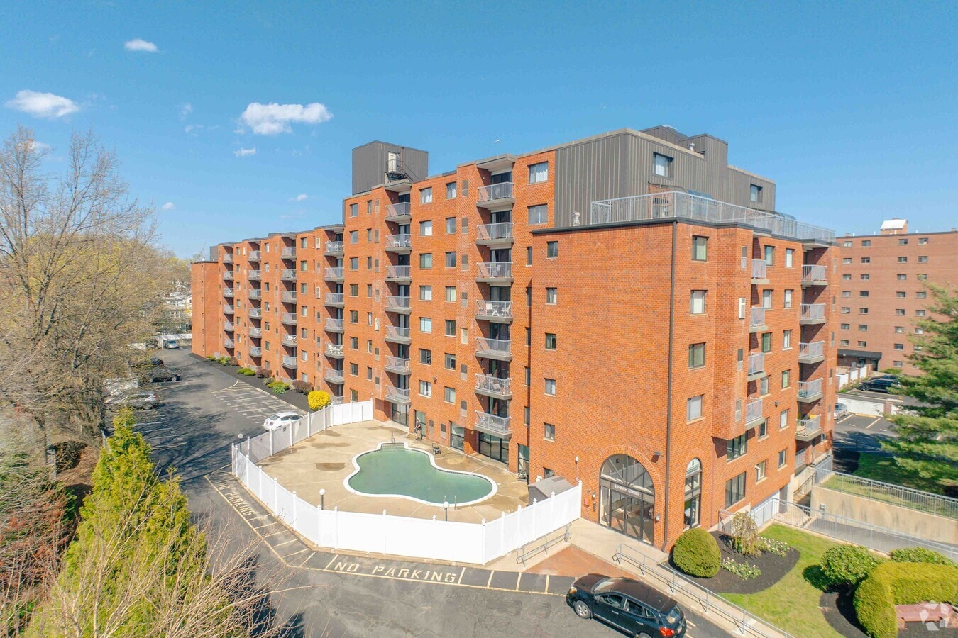 8 9th Street - Parkway Plaza West Apartments