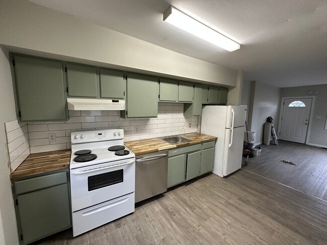 Building Photo - 4 1/2 Salisbury St Unit 1