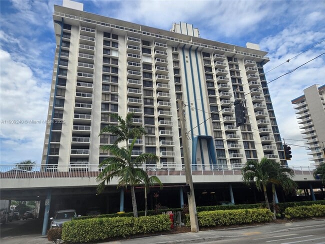 Building Photo - 1600 S Ocean Dr Unit 4I