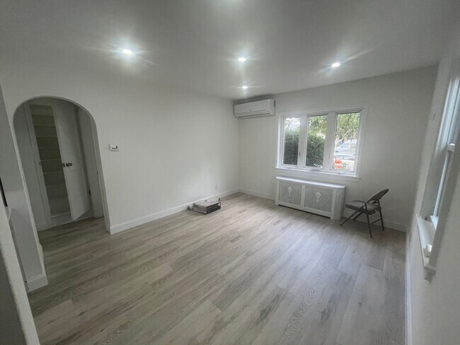 Photo - 86-27 239th St