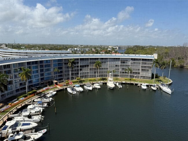 Building Photo - 1523 E Hillsboro Blvd Unit 1036