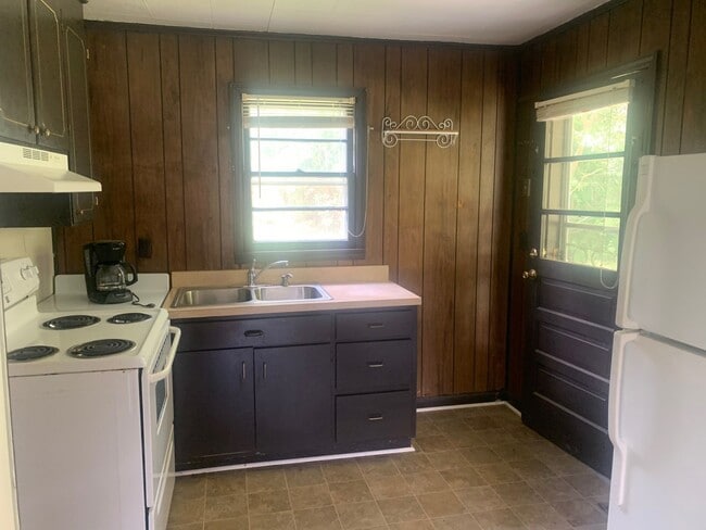 Building Photo - 2 Bedroom 1 Bath home in Pollocksville