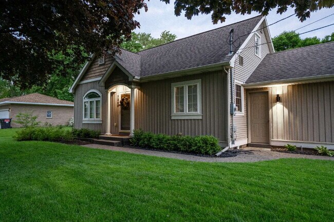 Spacious 4-Bedroom Home with Modern Amenit... - Spacious 4-Bedroom Home with Modern Amenit...