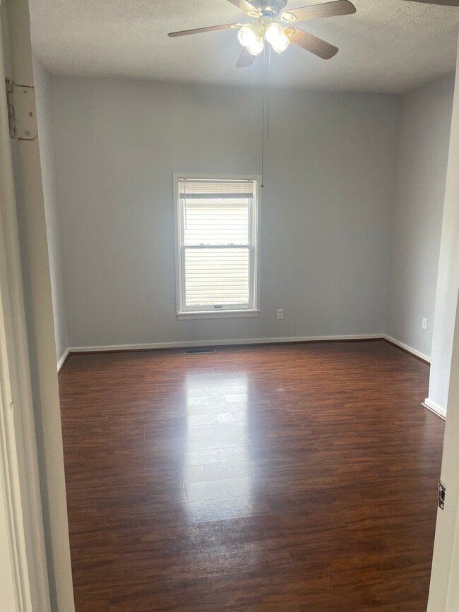 Photo - 125 Montmullin St