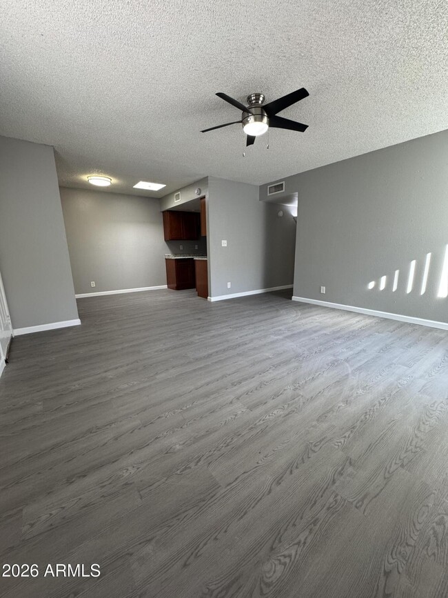 Photo - 6527 N 67th Ave Unidad 104