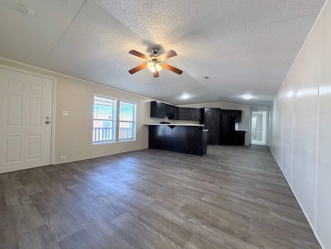 709 N Collins Fwy