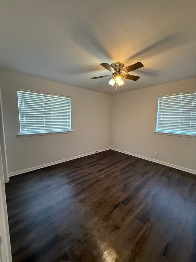 Dormitorio 2 - 5115 N Woodland Dr