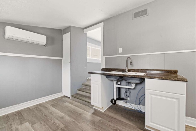 Photo - 1 Bed 1 Bath with TWO Bonus Rooms in Delmar Parkway! Unit B