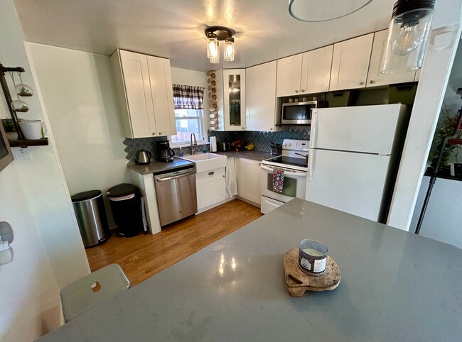 Kitchen - 1913 N Corona St