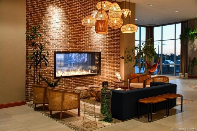 Photo - 2 Hbr Pt Rd S Unit 1613