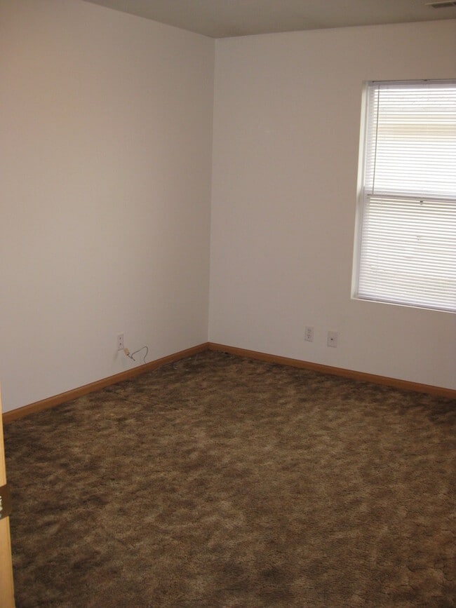Photo - 556-558 Lamont Unit 558