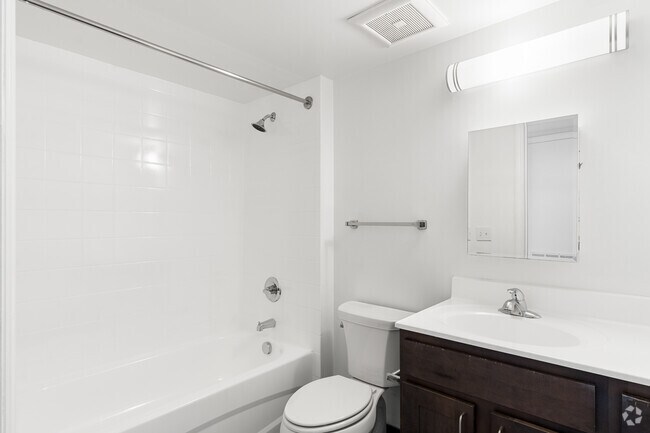 1BR, 1BA - 647SF - Bathroom