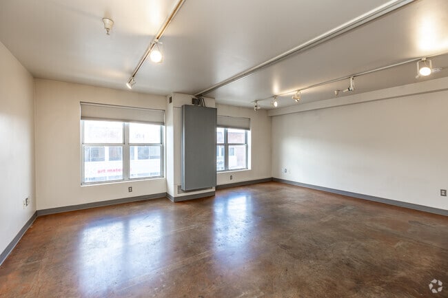 Studio - 533SF - Living R - Whiteway