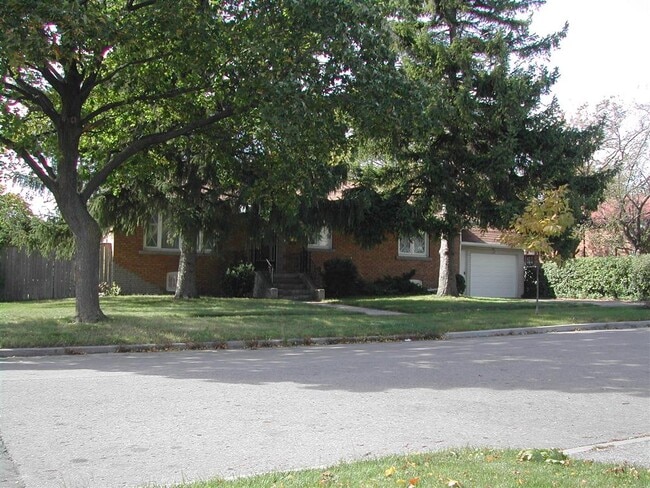 Building Photo - 10 Maxim Cres Unit Basement 1bdr