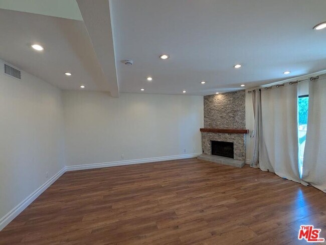 Photo - 10051 Topanga Canyon Blvd Unidad 15