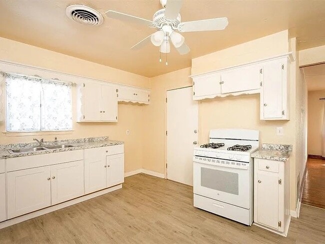 Photo - 9909 N McKinley Ave