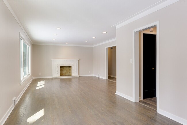 Photo - 1943 Regent Ave N