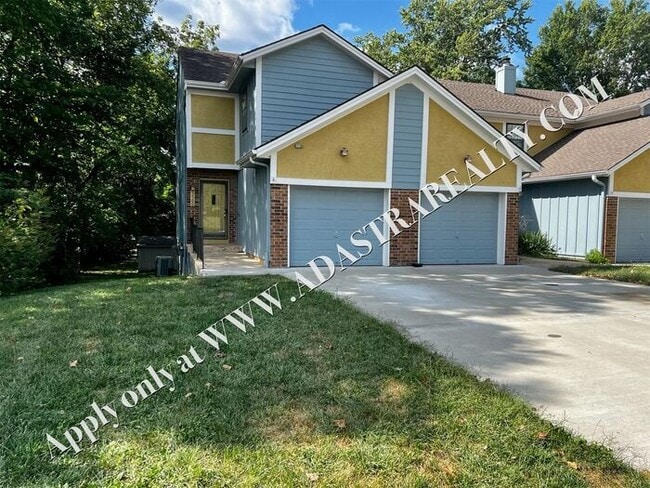 Building Photo - Spacious Duplex in Lee's Summit-Available ... Rental
