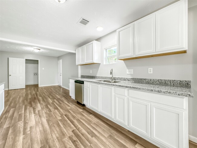 Photo - 306 Armstrong St