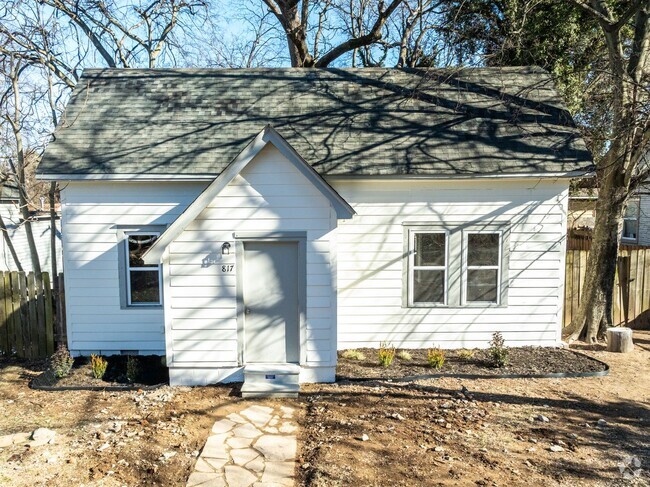 Building Photo - Freshly Updated 3 Bedroom House