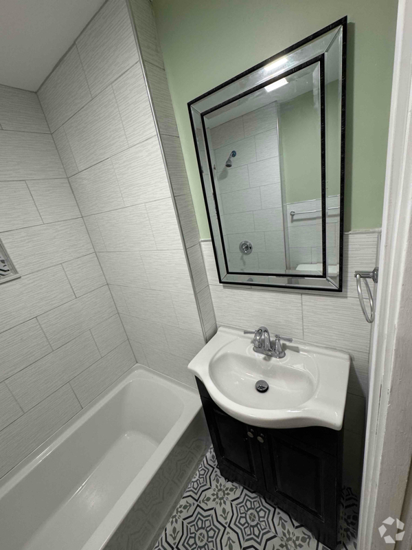 Building Photo - 18 Bogle St Unit # 2 Rental