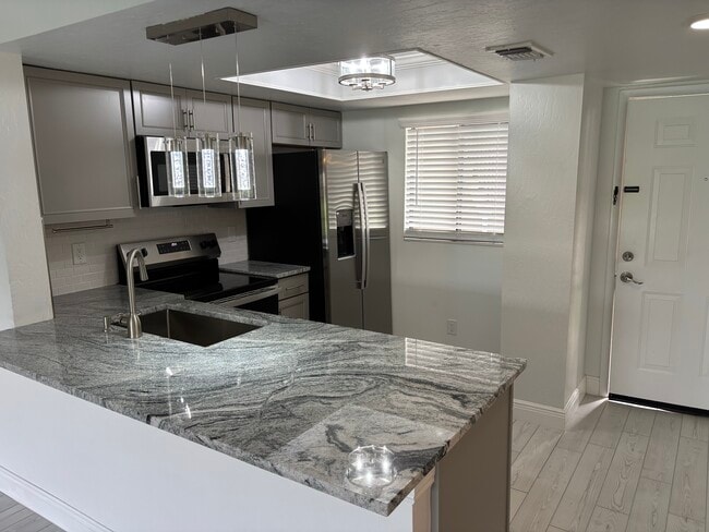 Building Photo - 1704 University Ln Unit College Club Condominium