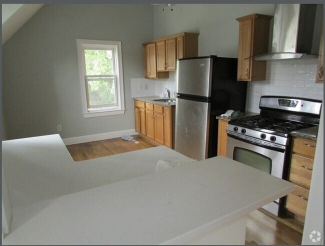 Building Photo - 94 Plain St Rental