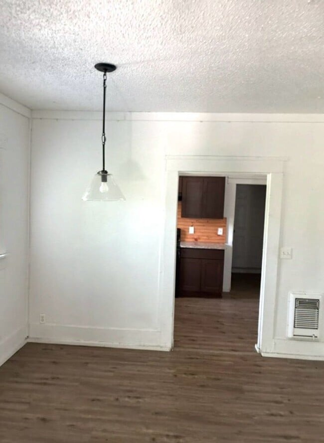 Photo - 3905 Stuart St
