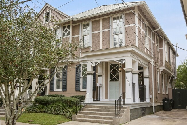 Building Photo - Fabulous University Duplex with gleaming floors and stained glass.