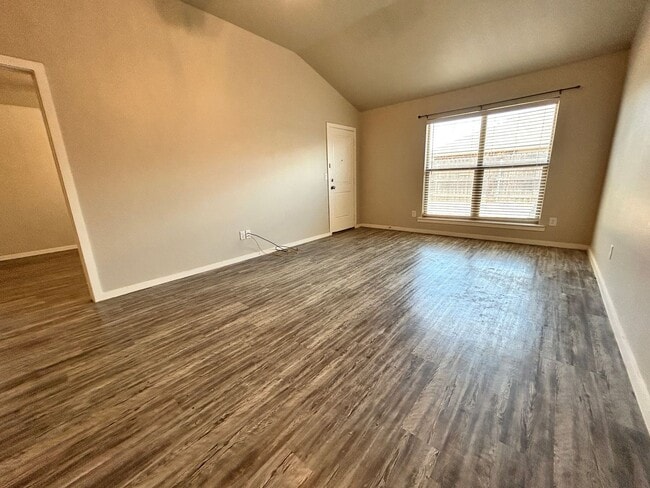 Photo - 3 bed 2 bath Duplex  Available 9/10!