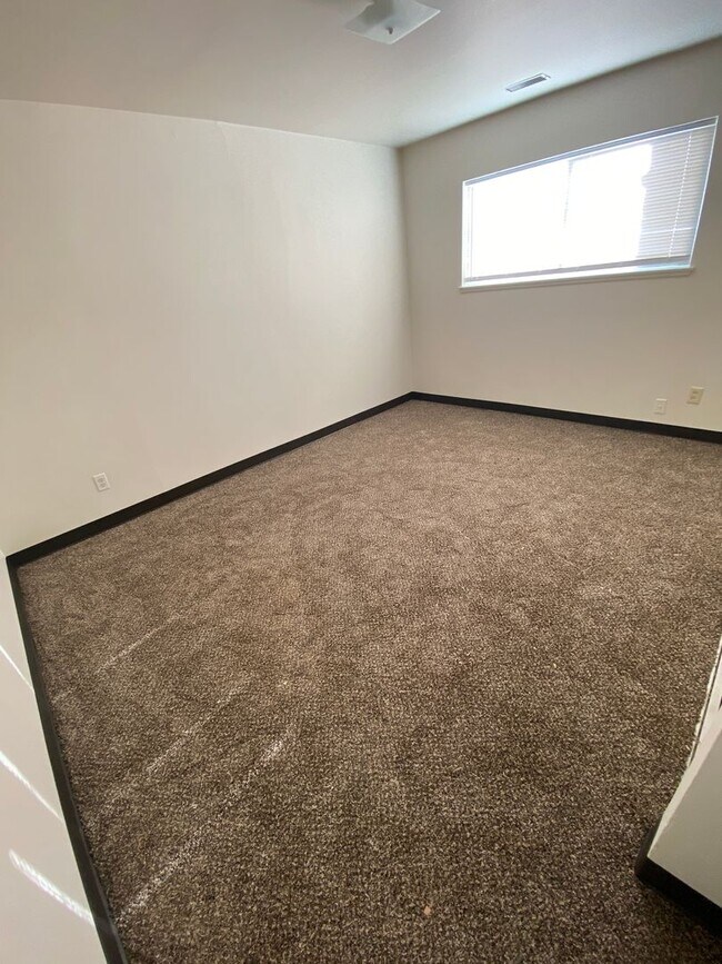 Photo - 1108-1110 Vandenburg Loop NE