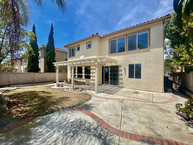 Photo - Elegant 5 Bedroom Home With Sweeping Staircase and Tons of Space!