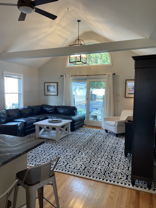 Spacious well decorated living room with vaulted ceiling - 218 S Washington St Casa