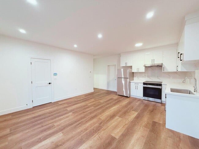 Photo - 16676-1617A 17a Ave