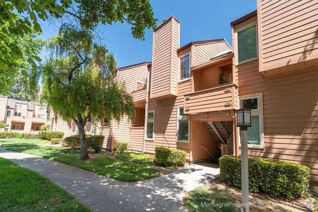Building Photo - Spacious Townhome - GARAGE - Light and Bri...