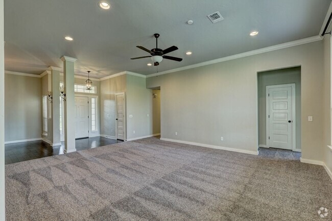 Building Photo - Desirable Home In Valencia Park!