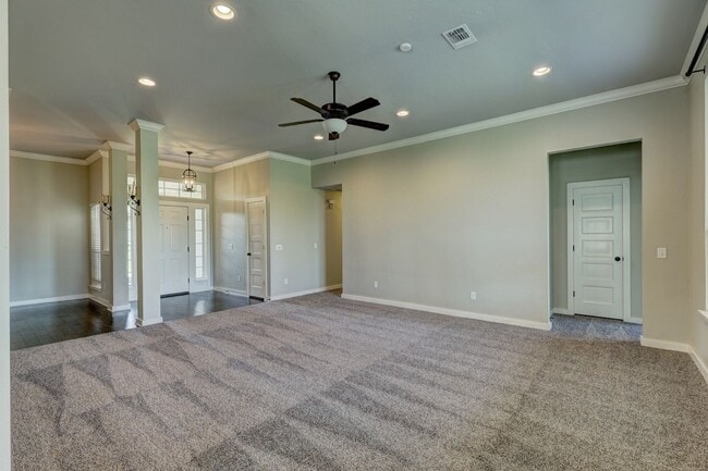 Building Photo - Desirable Home In Valencia Park!