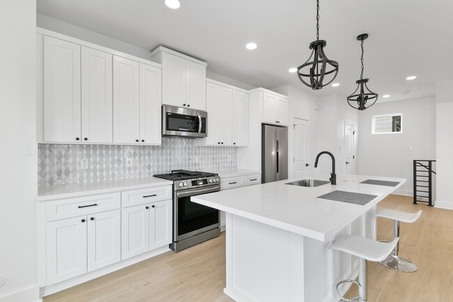 Building Photo - 104 E 44th St