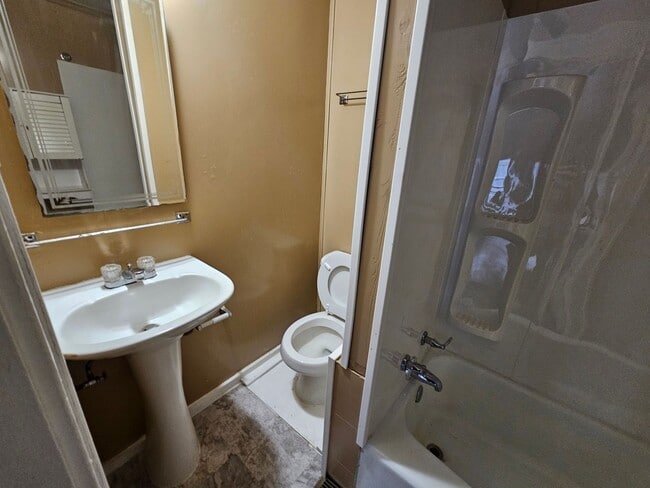 Building Photo - 3 Bedroom Home