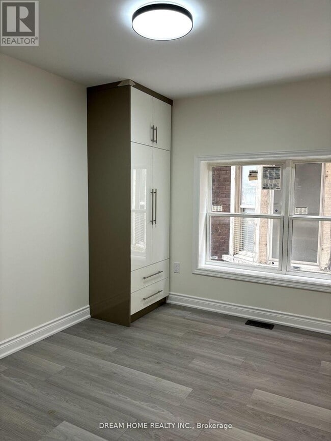 Photo - 643 Bathurst St