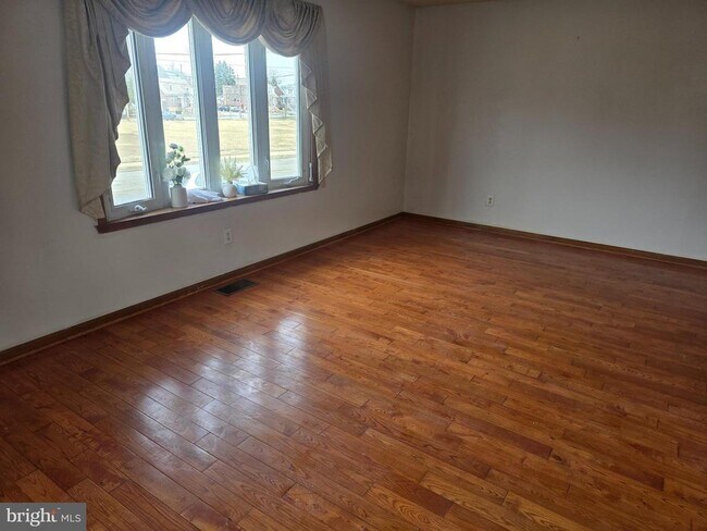 Photo - 524 Longshore Ave