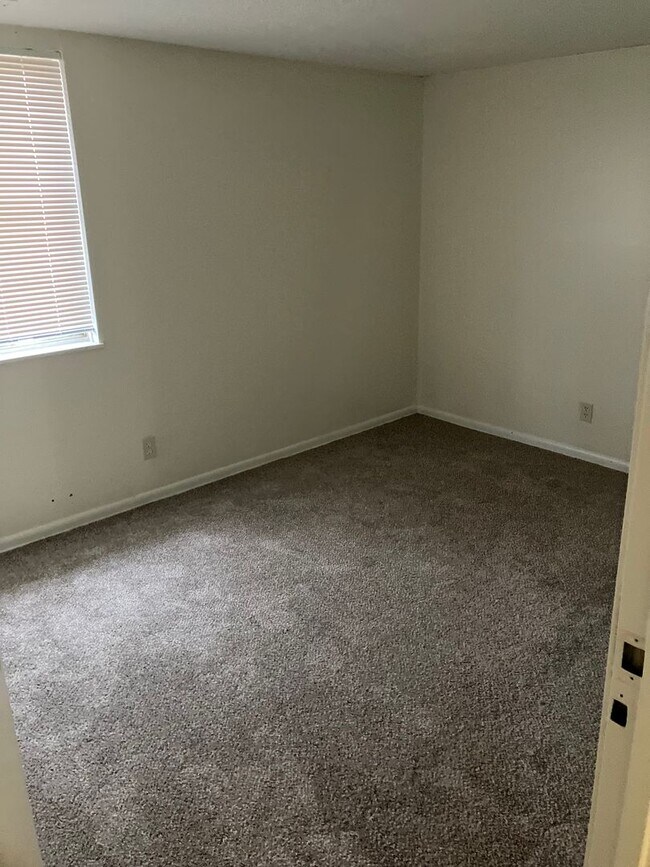 Large 3 bedroom 1,300 Rental For Rent in Overland Park, KS