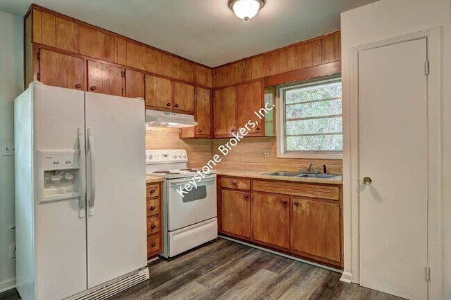 Photo - 305 Moreland Way