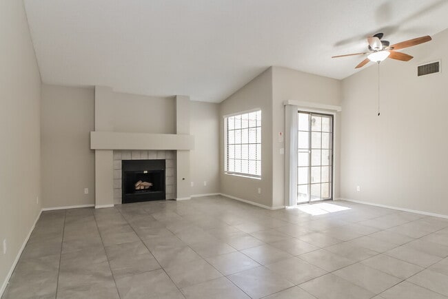 Photo - 2058 Waverly Cir