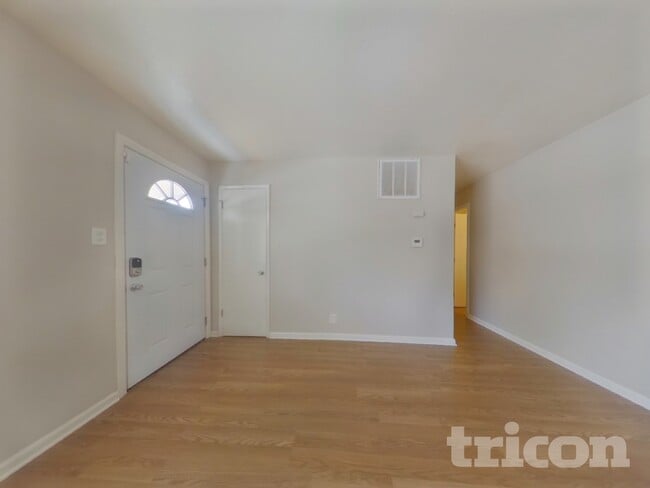 Photo - 1001 Akard Dr