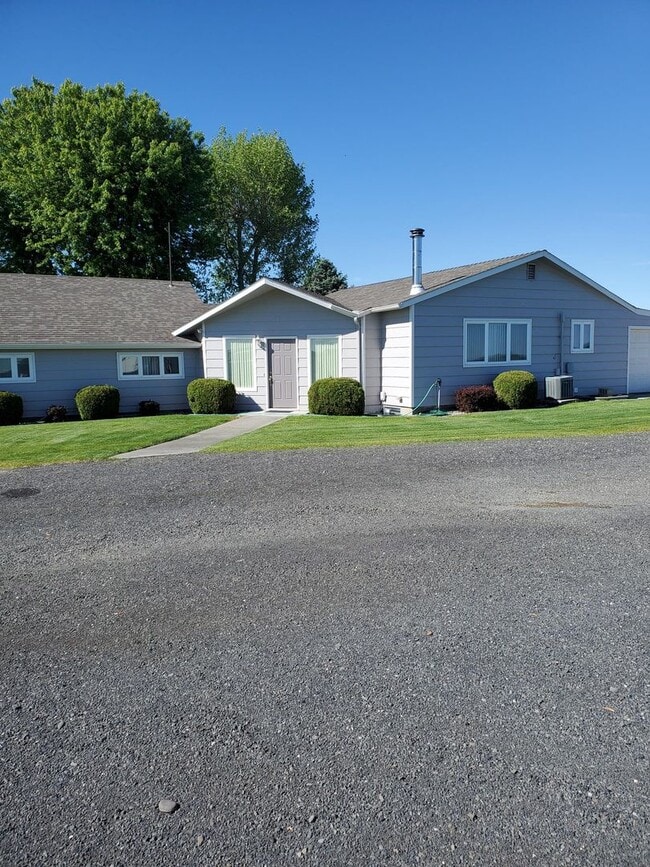 Building Photo - 4 Bedroom in the Country Rental