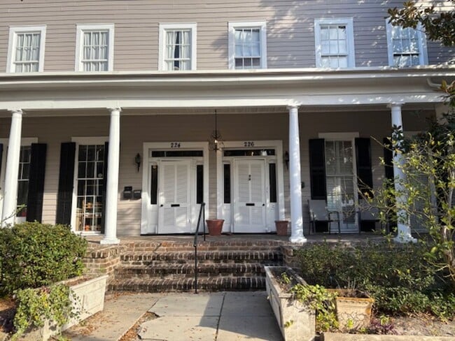 Photo - 226 E Gwinnett St Unidad 226 E Gwinnett St lower apartment