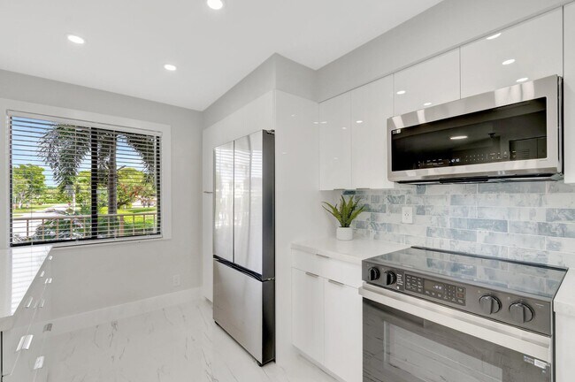 7240 Huntington Ln Unit 202