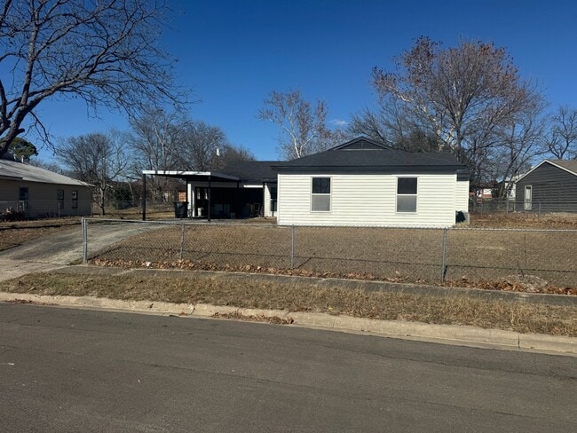 Building Photo - Spacious 3 Bed / 2 Bath Home Near Base – 2 Living Areas + Large Yard